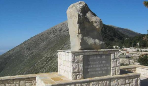 Αλβανοί: Toποθέτησαν ανθελληνικό μνημείο